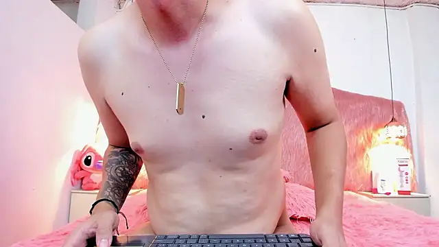 Snapshot of Derek_and_Skarlet chatting on February 18, 2026, 9:55 pm Derek and Skarlet online show from February 18, 2026, 9:55 pm