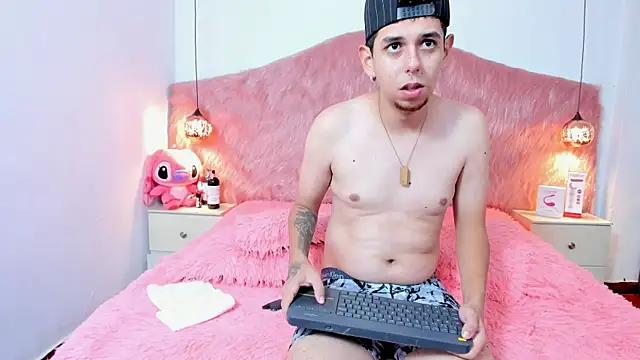 Snapshot of Derek_and_Skarlet chatting on January 7, 2026, 4:45 pm Derek and Skarlet online show from January 7, 2026, 4:45 pm