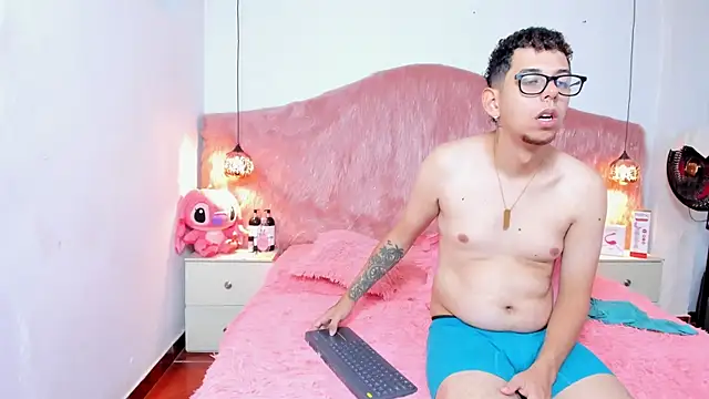 Snapshot of Derek_and_Skarlet chatting on December 4, 2025, 2:49 pm Derek and Skarlet online show from December 4, 2025, 2:49 pm