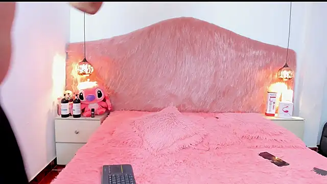 Snapshot of Derek_and_Skarlet chatting on November 19, 2025, 6:19 pm Derek and Skarlet online show from November 19, 2025, 6:19 pm