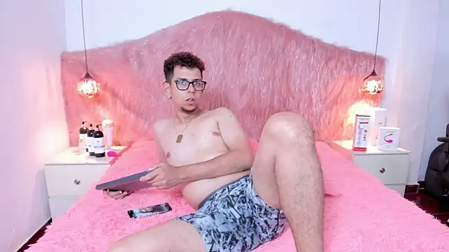 Snapshot of Derek_and_Skarlet chatting on October 24, 2025, 7:02 pm Derek and Skarlet online show from October 24, 2025, 7:02 pm