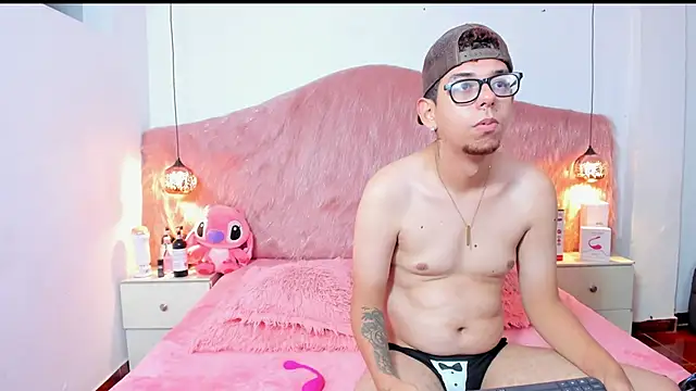 Snapshot of Derek_and_Skarlet chatting on November 10, 2025, 6:57 pm Derek and Skarlet online show from November 10, 2025, 6:57 pm