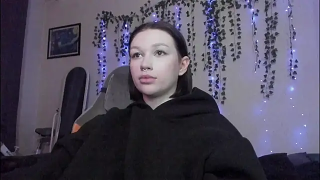 Emmy m00n online show from December 3, 2024, 9:50 am