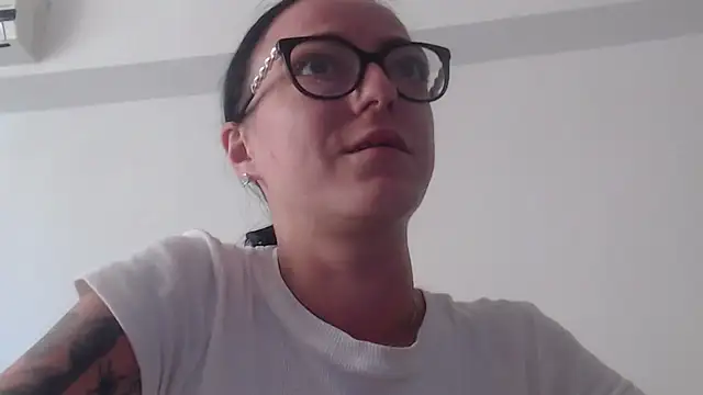 Snapshot of IzabelllNoir chatting on May 30, 2026, 12:00 pm IzabelllNoir online show from May 30, 2026, 12:00 pm