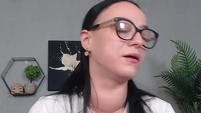 Snapshot of IzabelllNoir chatting on May 21, 2026, 10:56 am IzabelllNoir online show from May 21, 2026, 10:56 am