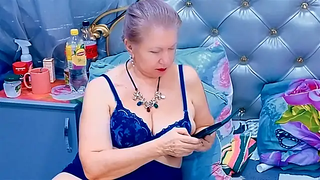 Snapshot of Hornystepmom29 chatting on May 18, 2026, 5:13 am Hornystepmom29 online show from May 18, 2026, 5:13 am