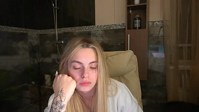 ChloeBrightt online show from December 17, 2025, 8:47 pm