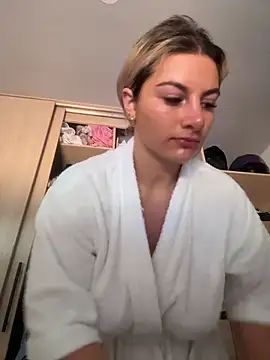 Snapshot of AtheneaRossi chatting on April 29, 2026, 8:37 pm AtheneaRossi online show from April 29, 2026, 8:37 pm