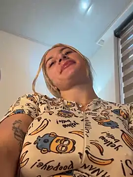 AtheneaRossi online show from September 28, 2025, 8:49 pm