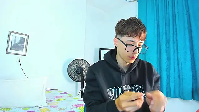Snapshot of AlessandroDybala chatting on April 15, 2026, 12:10 pm AlessandroDybala online show from April 15, 2026, 12:10 pm