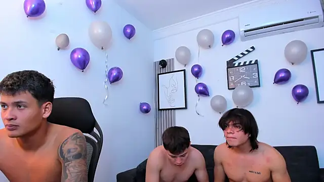 Snapshot of little_morbid chatting on November 7, 2025, 2:16 am little morbid online show from November 7, 2025, 2:16 am