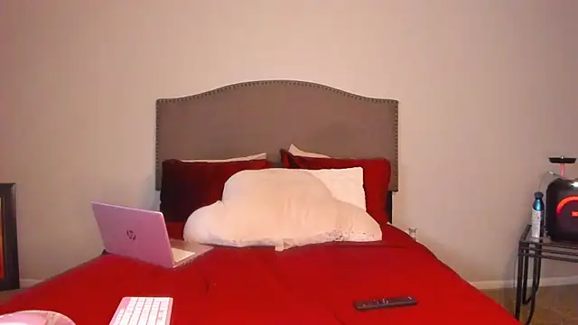 yiauana online show from December 4, 2025, 3:49 am