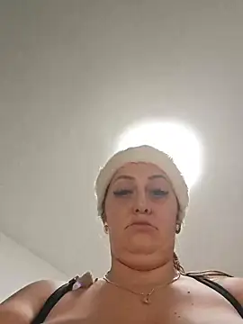 Snapshot of AvaLloyd chatting on December 18, 2025, 3:22 am AvaLloyd online show from December 18, 2025, 3:22 am