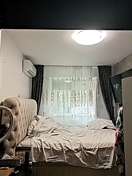 Snapshot of AvaLloyd chatting on February 8, 2026, 9:40 am AvaLloyd online show from February 8, 2026, 9:40 am