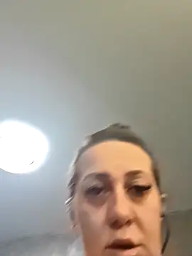 AvaLloyd online show from April 8, 2026, 2:02 am