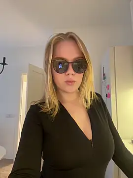 Snapshot of Little_Forest_ELF chatting on December 5, 2025, 6:45 am Little Forest ELF online show from December 5, 2025, 6:45 am