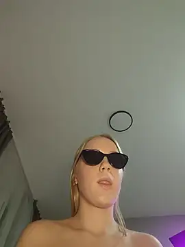 Snapshot of Little_Forest_ELF chatting on February 7, 2025, 5:51 pm Little Forest ELF online show from February 7, 2025, 5:51 pm