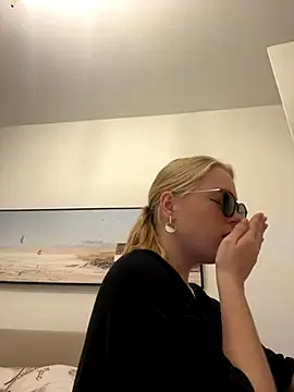 Snapshot of Little_Forest_ELF chatting on November 7, 2025, 12:42 pm Little Forest ELF online show from November 7, 2025, 12:42 pm