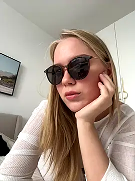 Snapshot of Little_Forest_ELF chatting on November 15, 2025, 8:29 am Little Forest ELF online show from November 15, 2025, 8:29 am