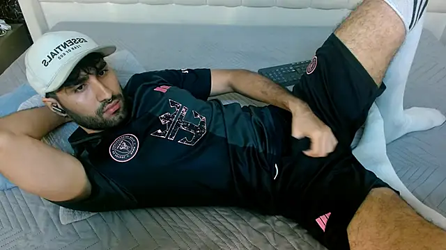 Snapshot of MilanZaire chatting on December 18, 2025, 1:55 am MilanZaire online show from December 18, 2025, 1:55 am