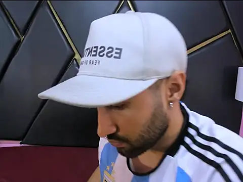 Snapshot of MilanZaire chatting on November 2, 2025, 8:25 pm MilanZaire online show from November 2, 2025, 8:25 pm