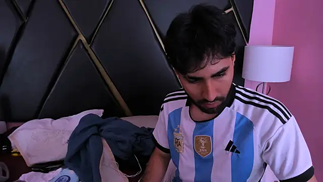 Snapshot of MilanZaire chatting on November 16, 2025, 8:35 pm MilanZaire online show from November 16, 2025, 8:35 pm