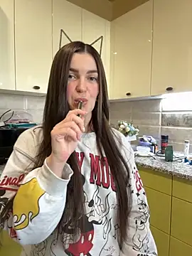 Karolina llove online show from October 14, 2025, 1:12 pm