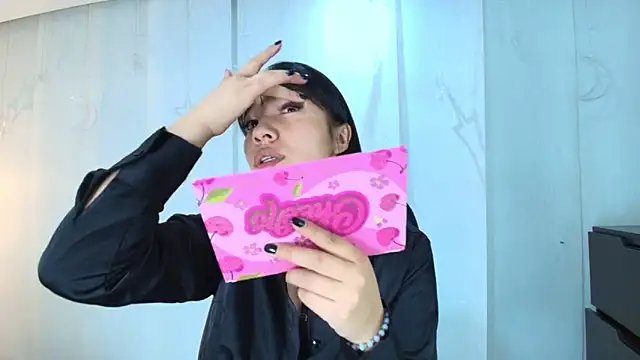 lina bedoya  online show from December 15, 2025, 11:49 am