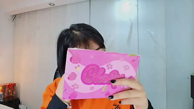 Snapshot of lina_bedoya_ chatting on December 18, 2025, 11:36 am lina bedoya online show from December 18, 2025, 11:36 am