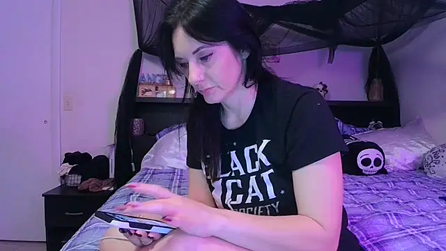 Snapshot of CrystalLakeXO chatting on June 1, 2026, 4:24 am CrystalLakeXO online show from June 1, 2026, 4:24 am
