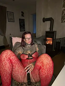 Snapshot of AileenInkOfficial chatting on April 13, 2026, 6:23 pm AileenInkOfficial online show from April 13, 2026, 6:23 pm