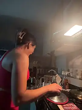 Snapshot of SaraParisi chatting on October 28, 2025, 11:03 pm SaraParisi online show from October 28, 2025, 11:03 pm