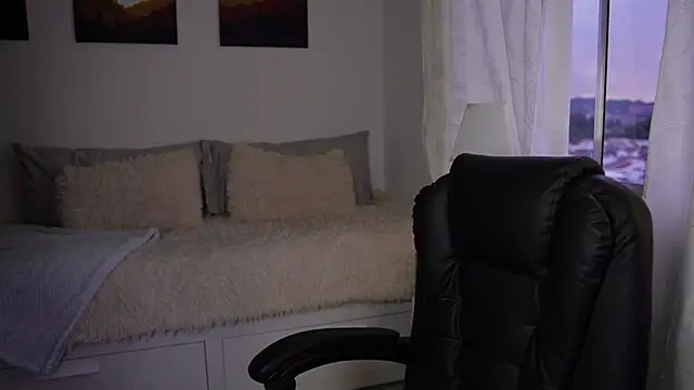 Snapshot of SaraParisi chatting on October 25, 2025, 10:43 pm SaraParisi online show from October 25, 2025, 10:43 pm