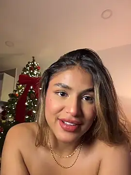 Snapshot of SaraParisi chatting on December 17, 2025, 11:43 pm SaraParisi online show from December 17, 2025, 11:43 pm