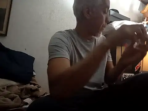 Xoc8  online show from November 10, 2025, 8:19 am