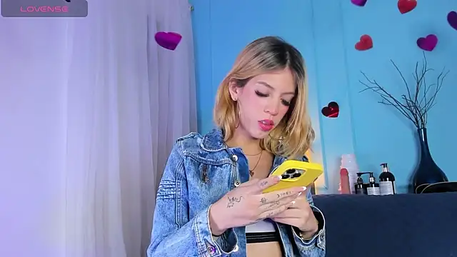 Snapshot of Courtney_gonet chatting on February 18, 2025, 3:53 am Courtney gonet online show from February 18, 2025, 3:53 am