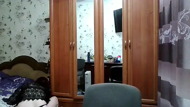 Snapshot of SophieNightAh chatting on February 8, 2026, 4:48 pm SophieNightAh online show from February 8, 2026, 4:48 pm