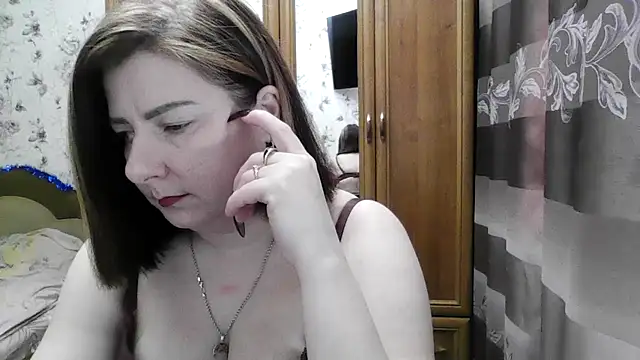 Snapshot of SophieNightAh chatting on January 6, 2026, 6:01 pm SophieNightAh online show from January 6, 2026, 6:01 pm