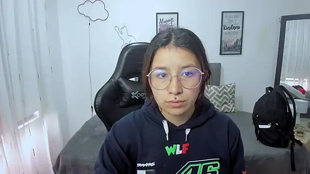 Snapshot of Amy_joones chatting on October 3, 2025, 12:06 pm Amy joones online show from October 3, 2025, 12:06 pm