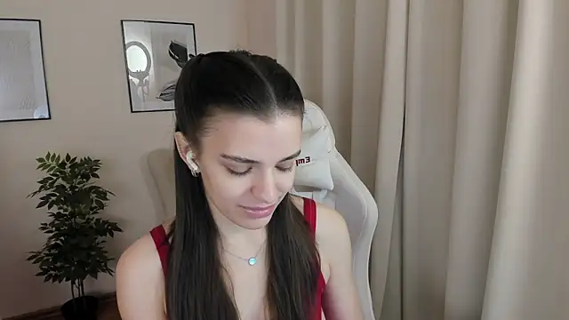 Snapshot of SuzyJamess chatting on January 19, 2025, 1:43 am SuzyJamess online show from January 19, 2025, 1:43 am