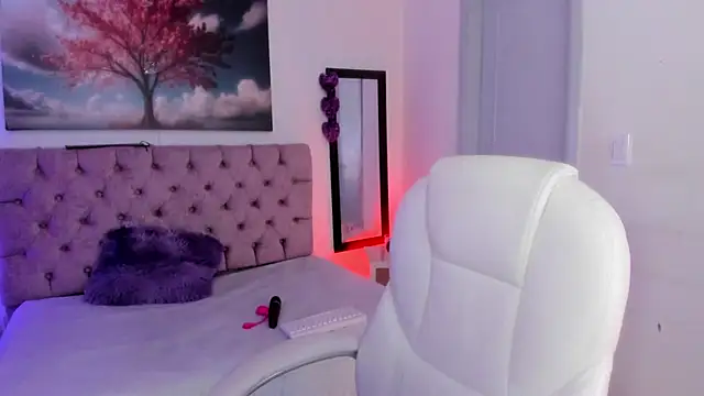 Julianaa Castro  online show from March 22, 2025, 11:42 am