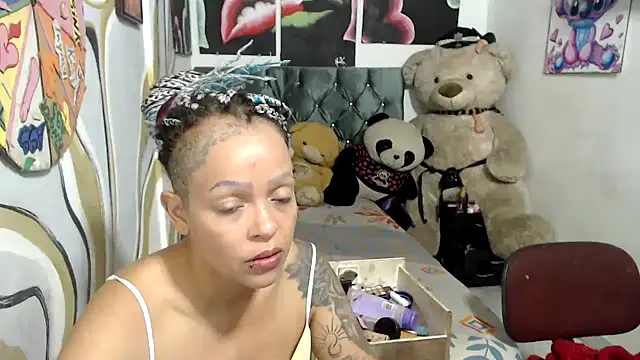 manzanahot9 online show from November 11, 2025, 9:48 am