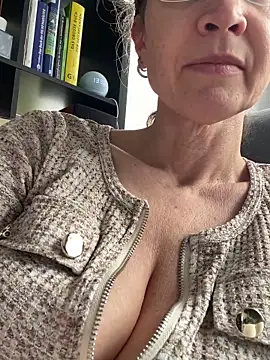 Snapshot of AnnikaRose chatting on April 1, 2026, 11:33 am AnnikaRose online show from April 1, 2026, 11:33 am