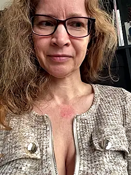 Snapshot of AnnikaRose chatting on April 14, 2026, 6:07 am AnnikaRose online show from April 14, 2026, 6:07 am