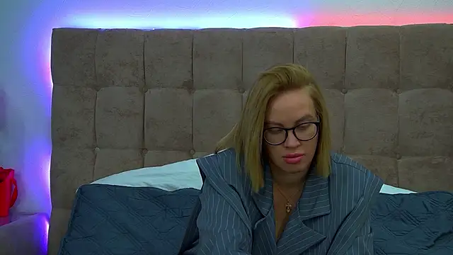 Snapshot of MariaNeumann chatting on September 24, 2025, 6:31 am MariaNeumann online show from September 24, 2025, 6:31 am