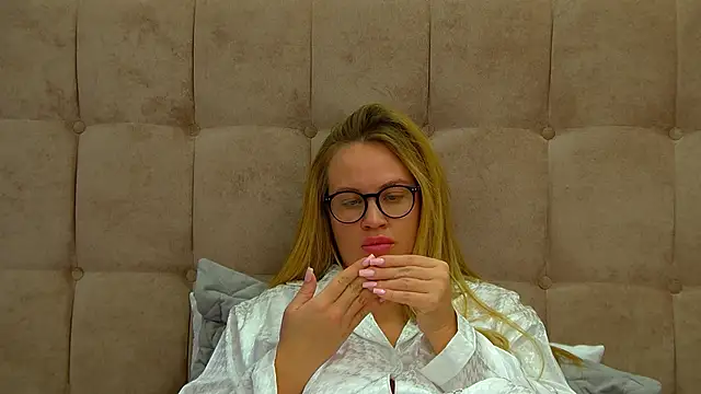 Snapshot of MariaNeumann chatting on March 6, 2025, 10:09 am MariaNeumann online show from March 6, 2025, 10:09 am