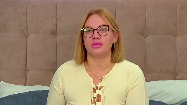 Snapshot of MariaNeumann chatting on September 18, 2025, 6:38 am MariaNeumann online show from September 18, 2025, 6:38 am