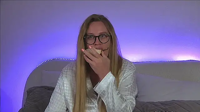 Snapshot of MariaNeumann chatting on March 16, 2025, 6:34 pm MariaNeumann online show from March 16, 2025, 6:34 pm