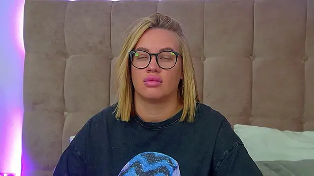 Snapshot of MariaNeumann chatting on November 19, 2025, 6:24 am MariaNeumann online show from November 19, 2025, 6:24 am