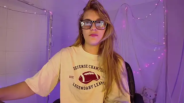 Giia paiige18 online show from November 10, 2025, 1:27 pm